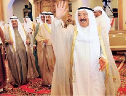 صاحب السمو أمير البلاد المفدى محيياً مستقبليه في متحف بيت العثمان