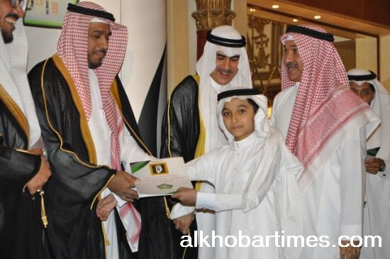 تكريم أحد الطلبة المتفوقين من آل العثمان