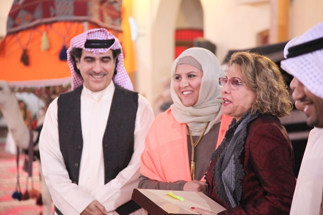 تكريم إيمان العثمان المشرفة على برنامج المرحوم عبدالله العثمان لتحفيظ القرآن
