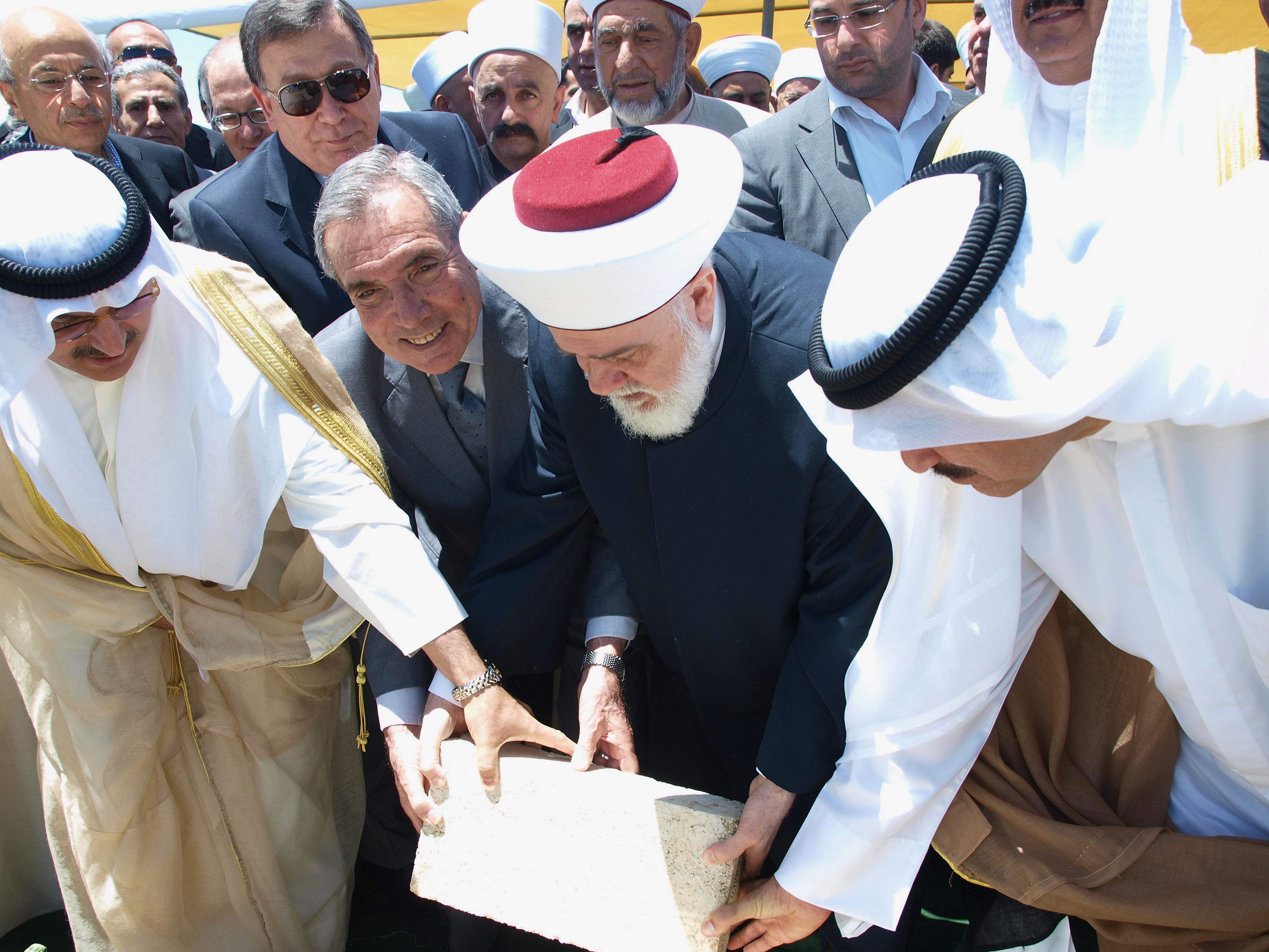 وضع حجر الأساس لجامع العثمان في شانيه و يظهر في الصورة م. عدنان العثمن و فضيلة مفتي الجمهورية و السفير الكويتي في لبنان
