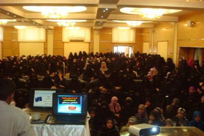 جموع النساء في محاضرة إيمانية في قاعة مجمع المرحوم عبدالله العثمان في صنعاء